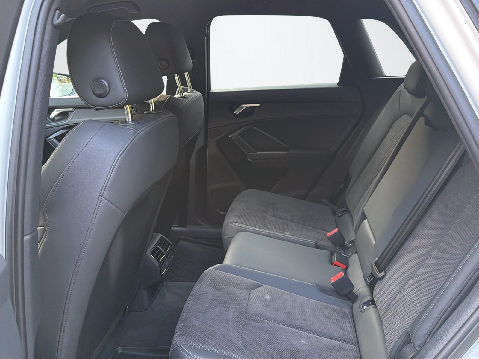 AUDI Q3 2.0 40 TDI Advanced quattro S-Tronic-image-9