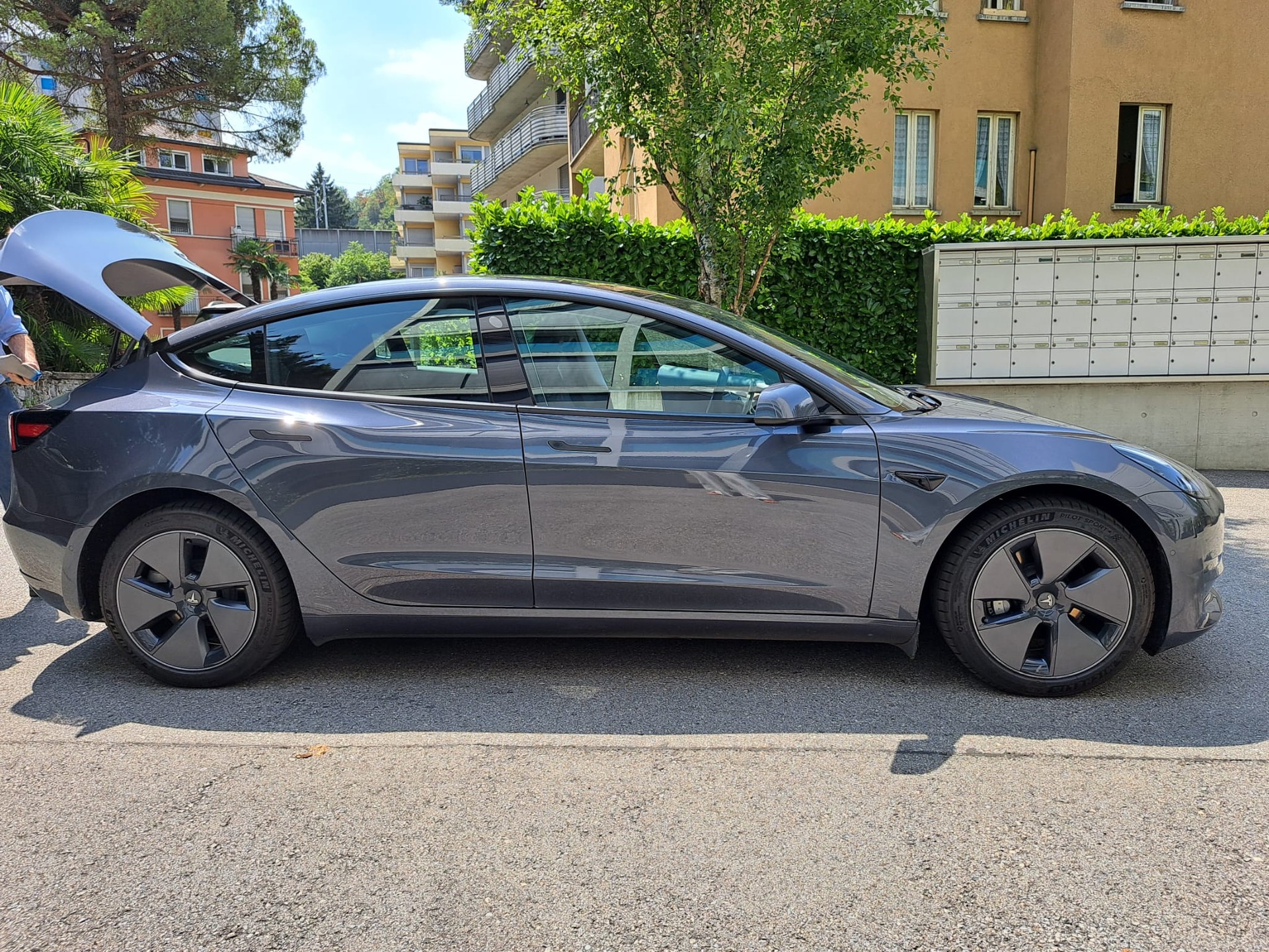TESLA MODEL 3-image-3