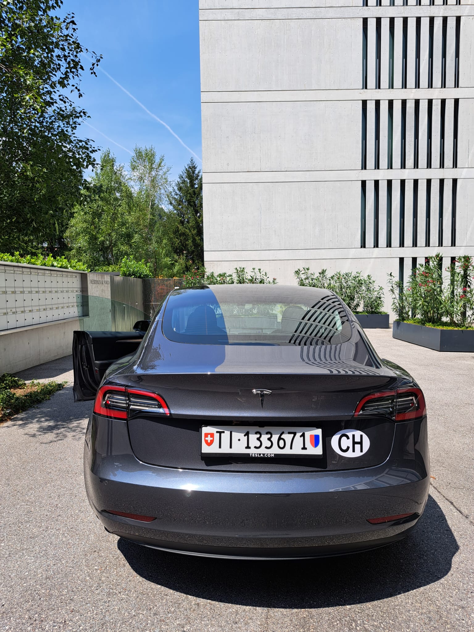 TESLA MODEL 3-image-1