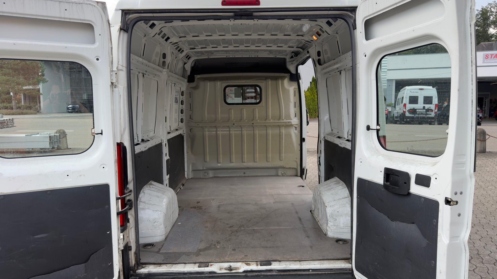 PEUGEOT Boxer 2.0 HDI 333 Allure L2H2-image-12
