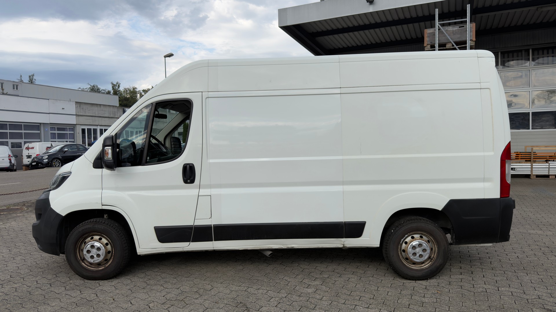 PEUGEOT Boxer 2.0 HDI 333 Allure L2H2-image-1