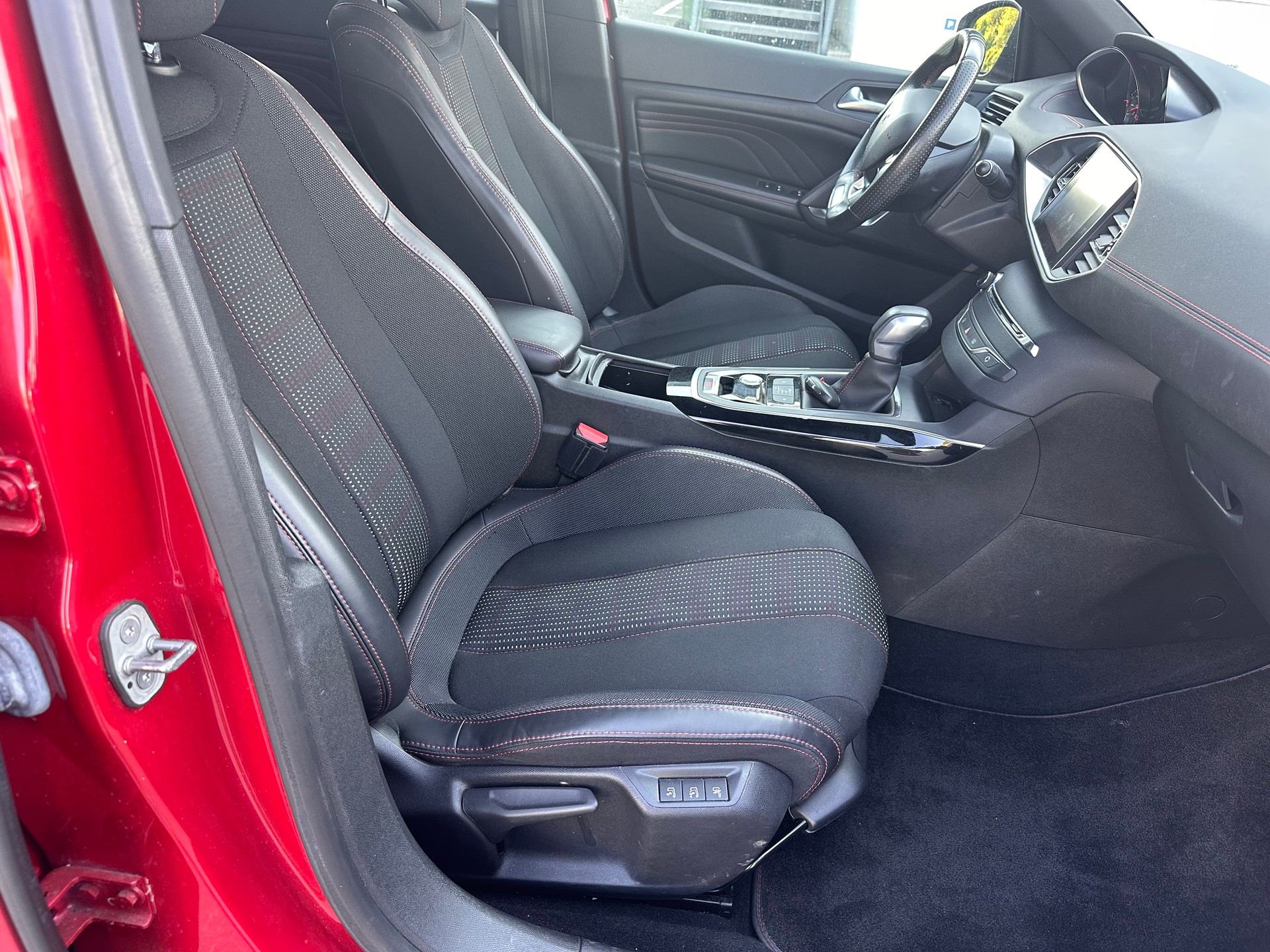 PEUGEOT 308 SW 1.2 THP GT Line Automatic-image-12