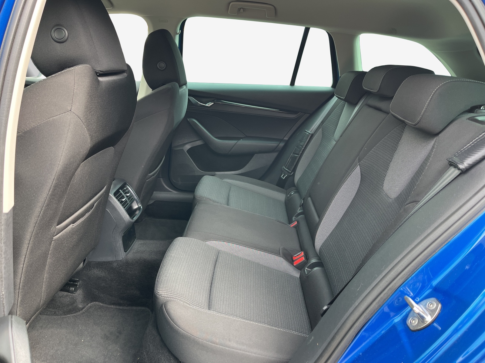 SKODA Octavia Combi 2.0 TDI DSG Ambition-image-11