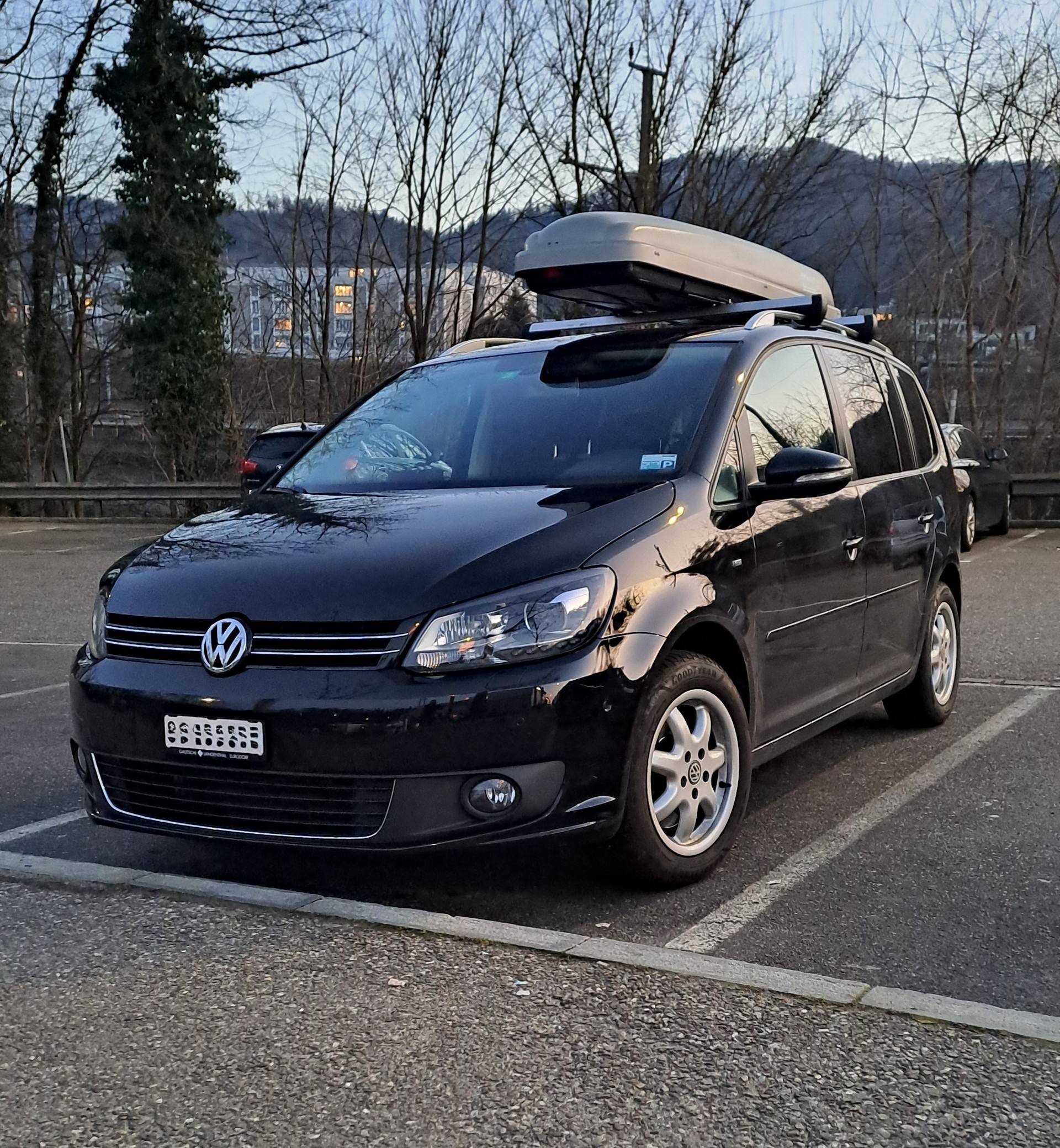 VW Touran 2.0 TDI Bluemotion Cup DSG-image-5