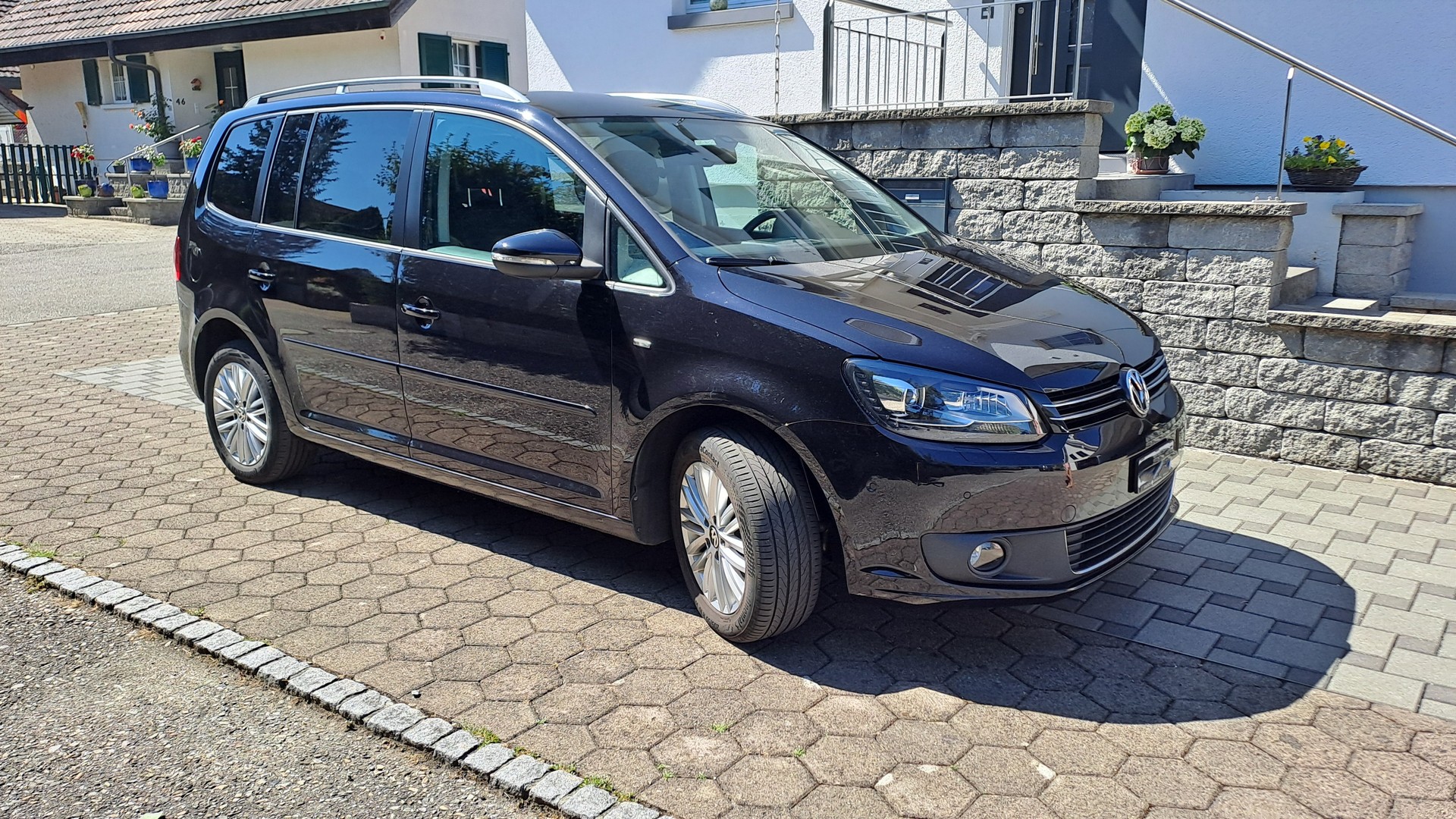 VW Touran 2.0 TDI Bluemotion Cup DSG-image-1