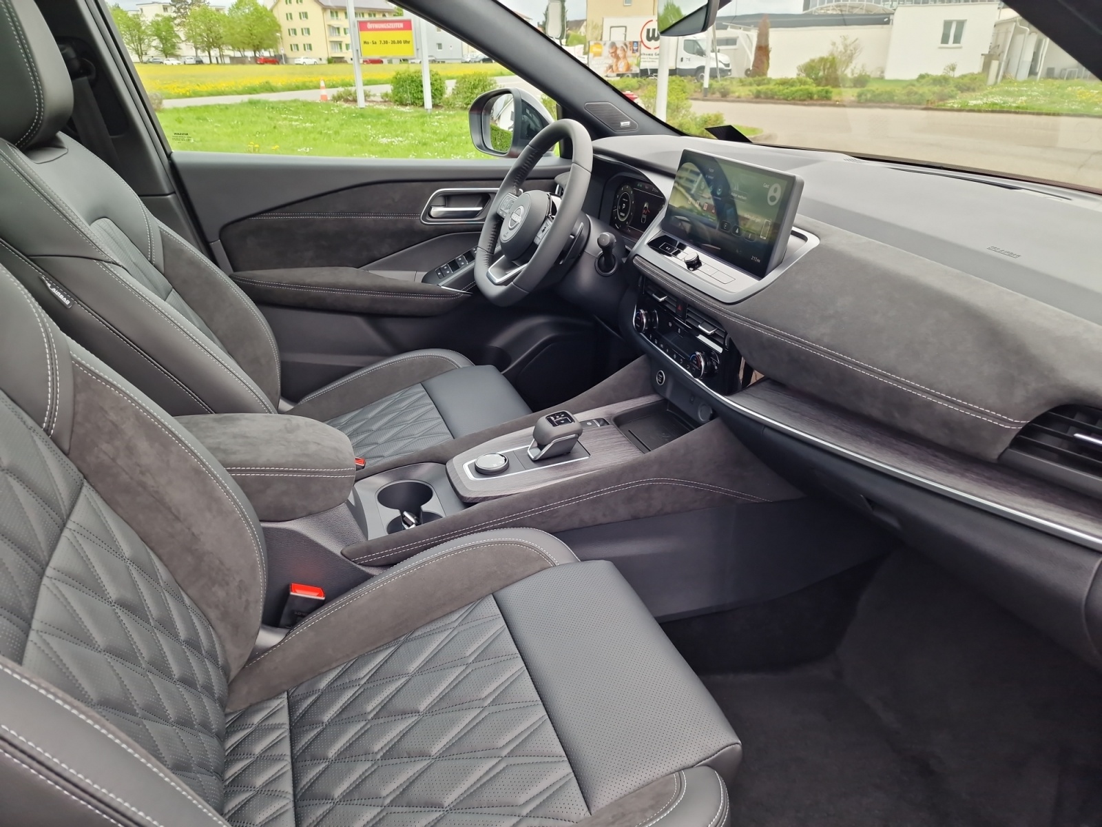 NISSAN Qashqai 1.3 DIG-T MHEV Tekna+ 4x4 Panorama-image-23