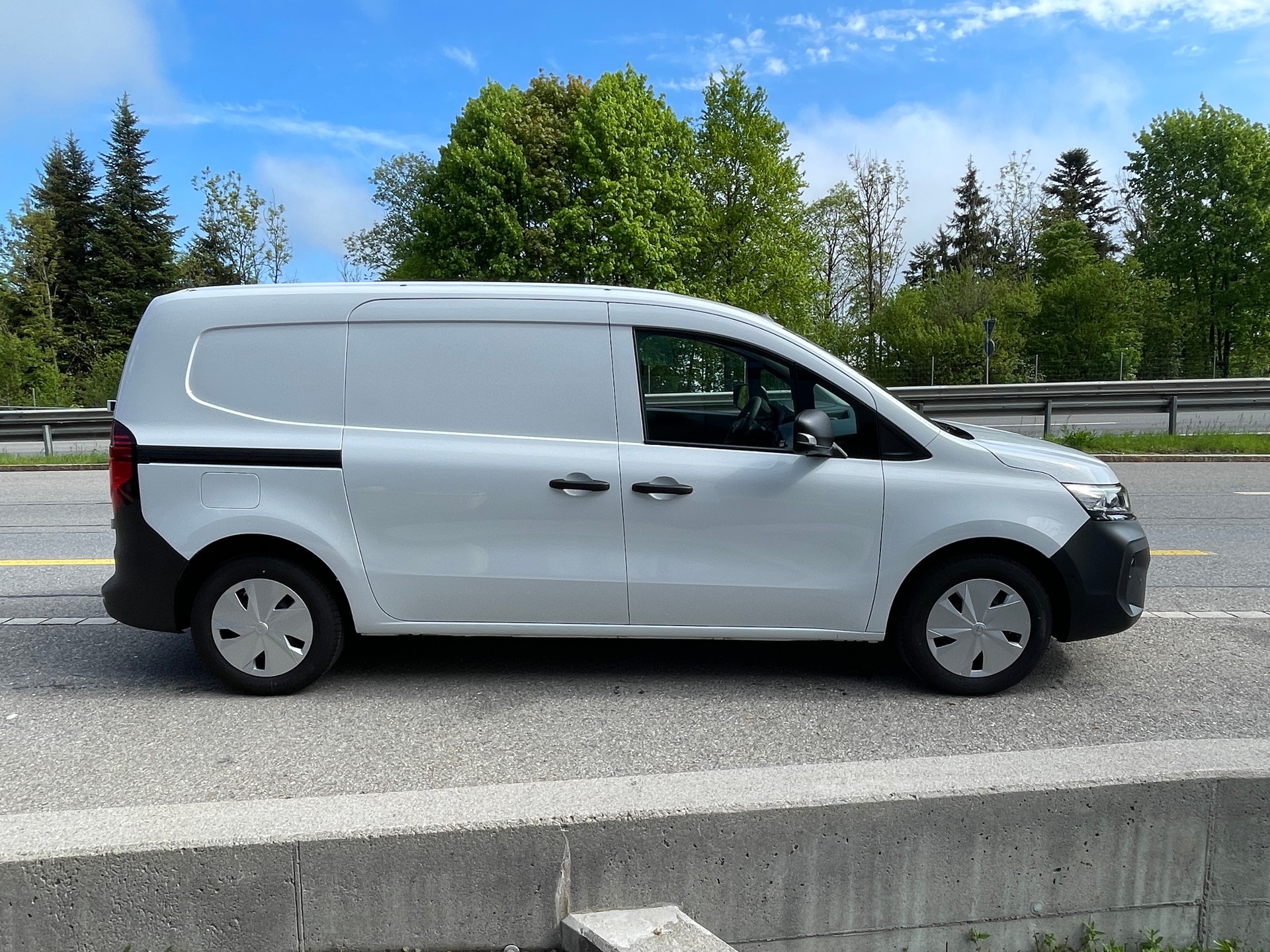 NISSAN Townstar EV45 kWh 22kW L2 Acenta-image-3