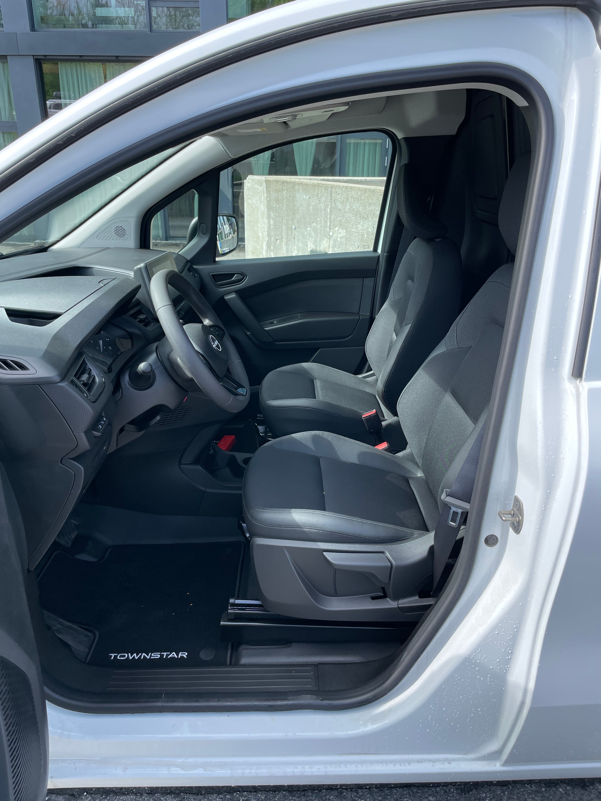 NISSAN Townstar EV45 kWh 22kW L2 Acenta-image-12
