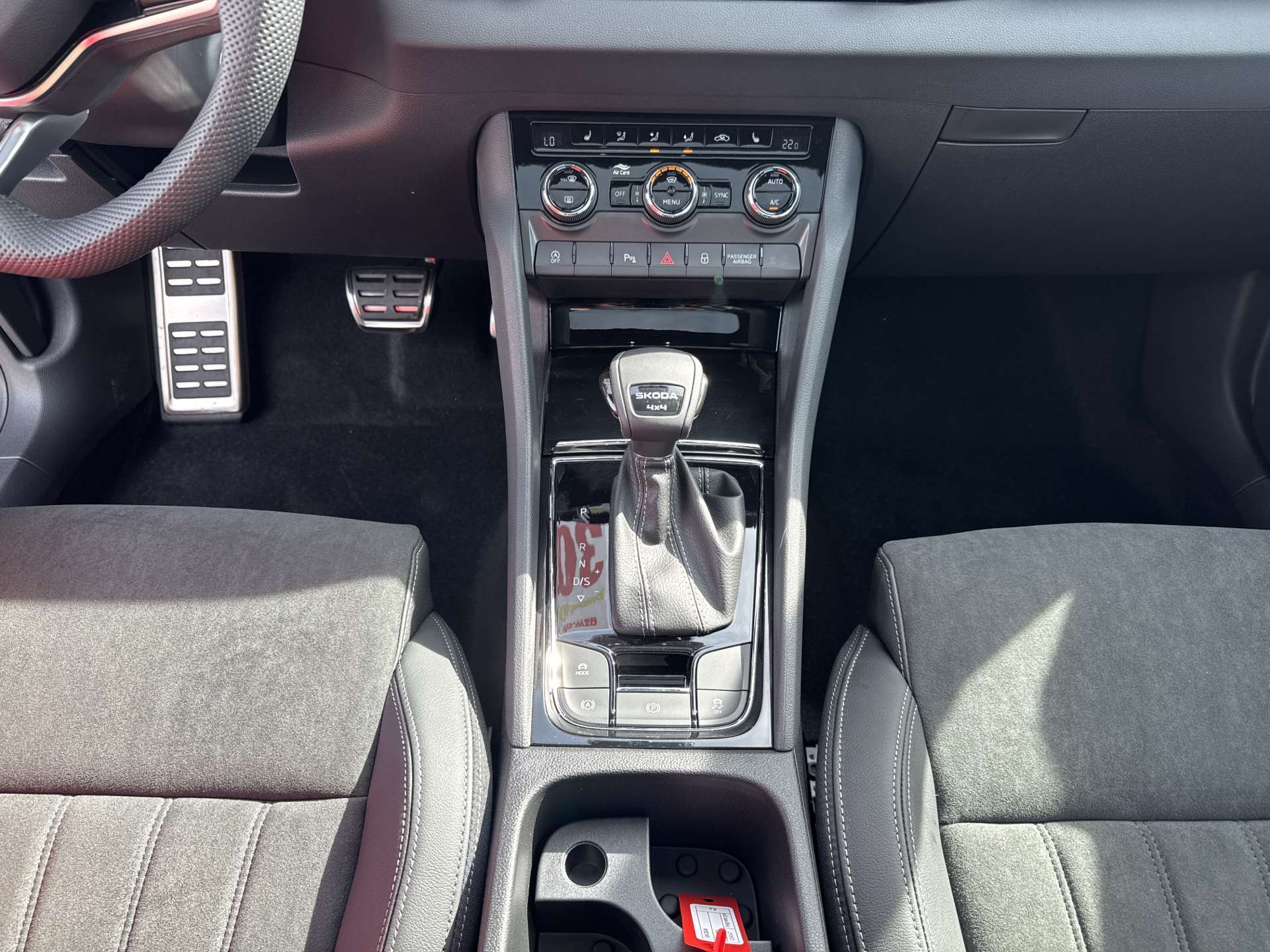 SKODA Karoq 2.0 TSi SportLine 4x4 DSG-Automat-image-11