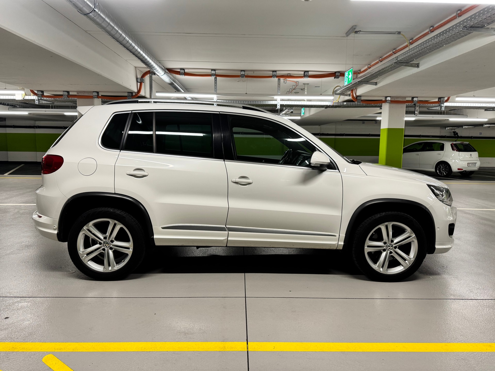 VW Tiguan 2.0 TDI BMT R-Line Design 4Motion-image-3
