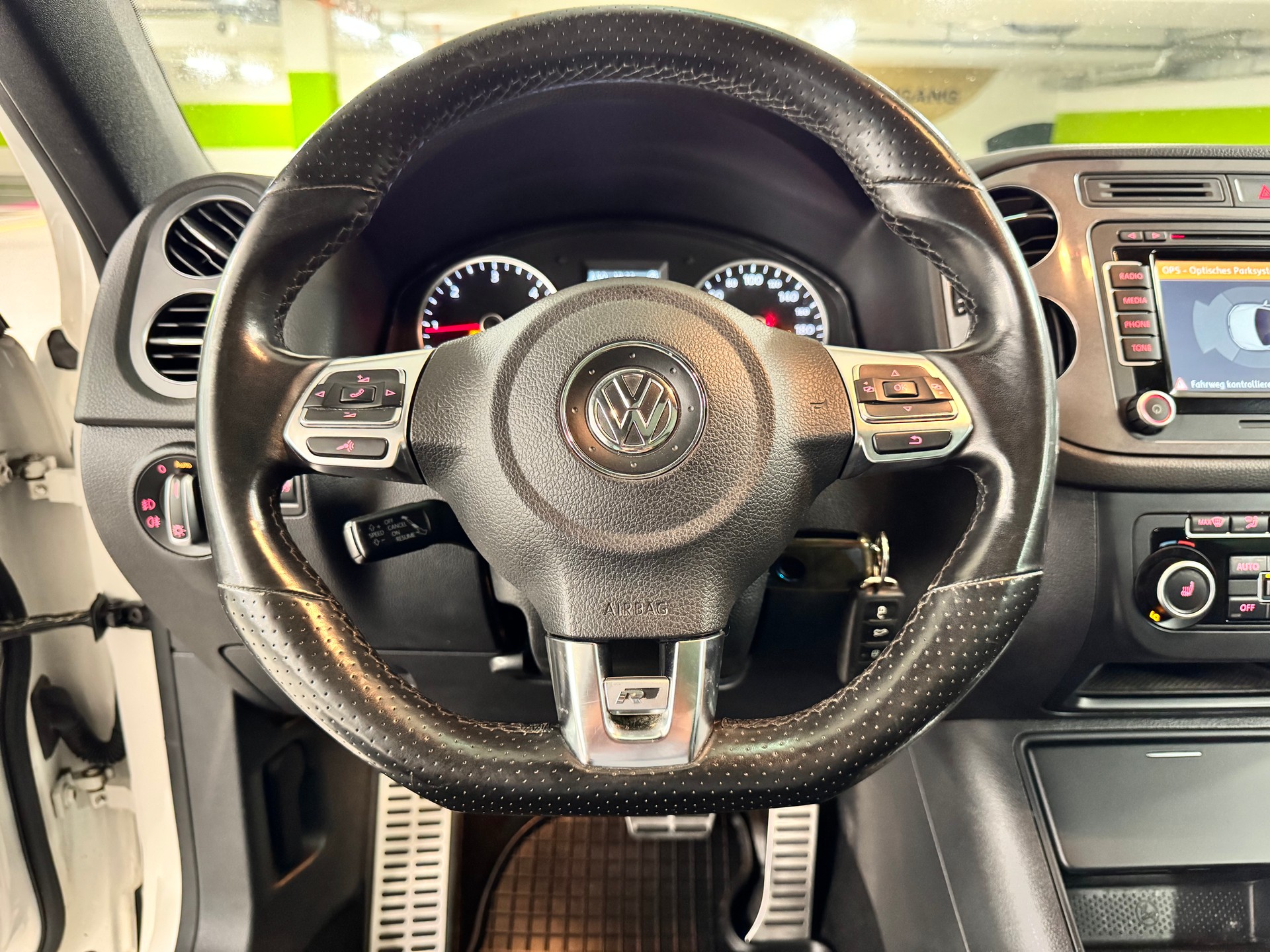 VW Tiguan 2.0 TDI BMT R-Line Design 4Motion-image-12