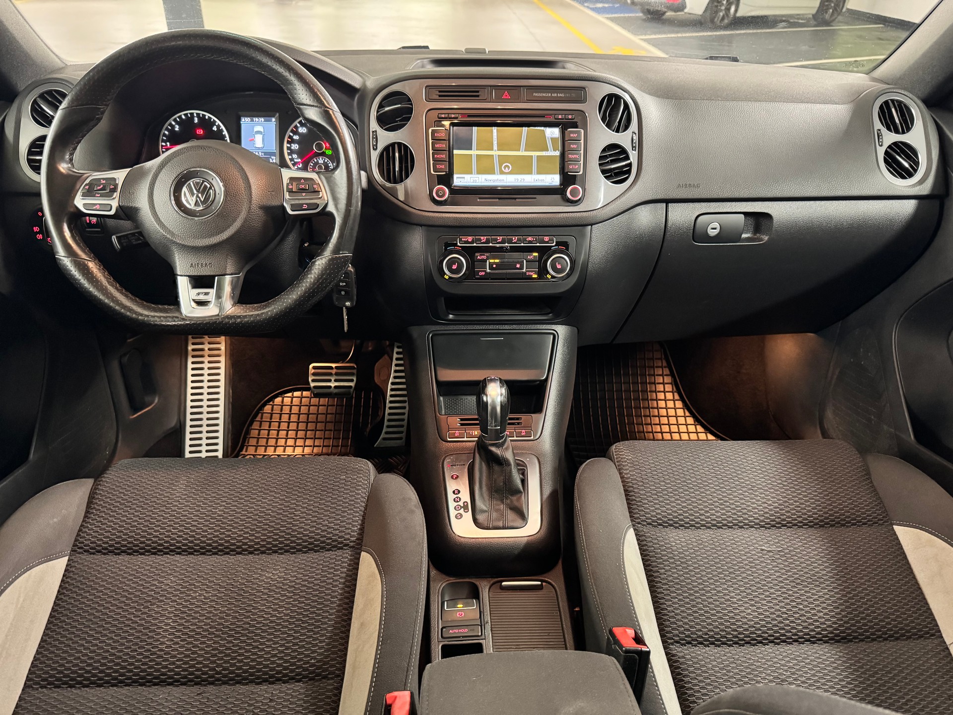 VW Tiguan 2.0 TDI BMT R-Line Design 4Motion-image-11