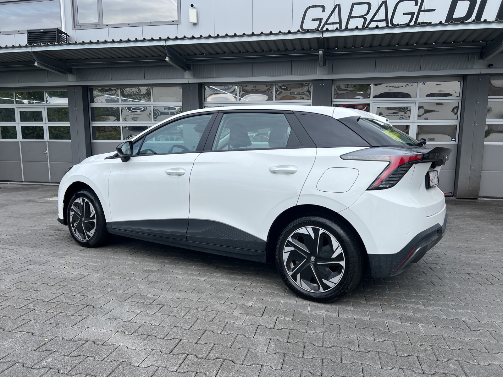 MG 4 EV 51kWh Standard-showroom-element-2