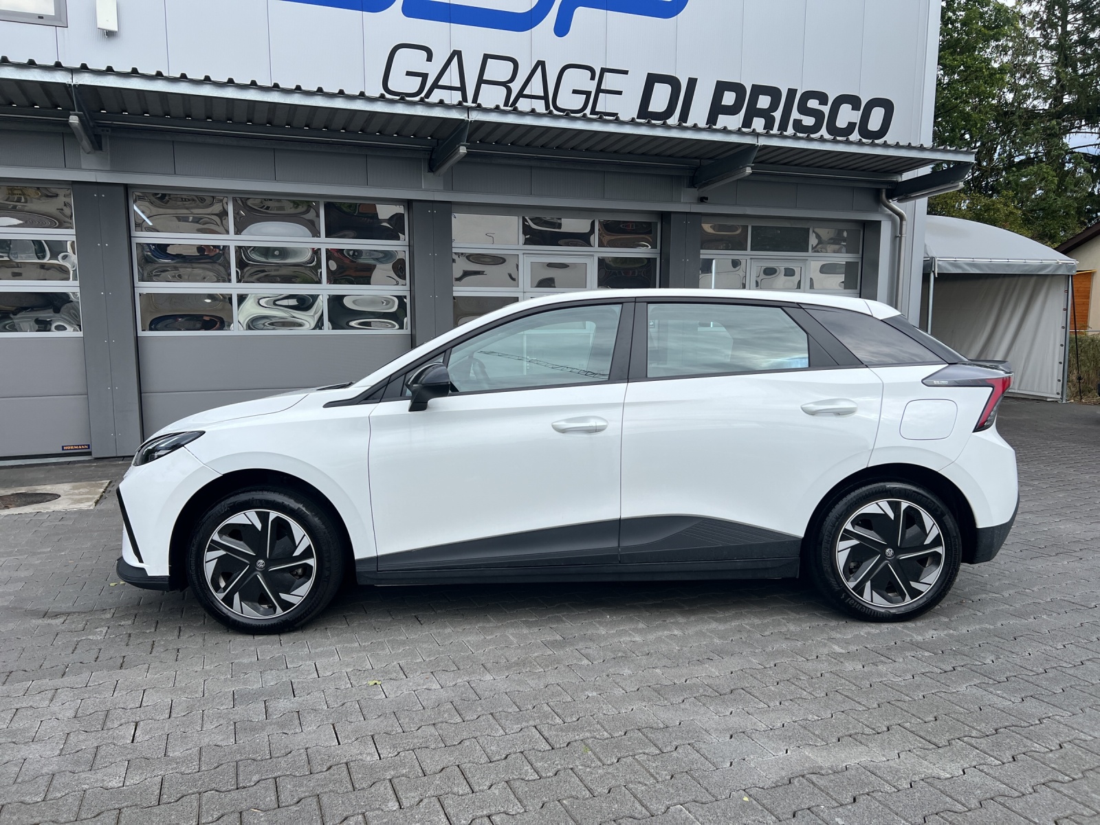 MG 4 EV 51kWh Standard-showroom-element-1