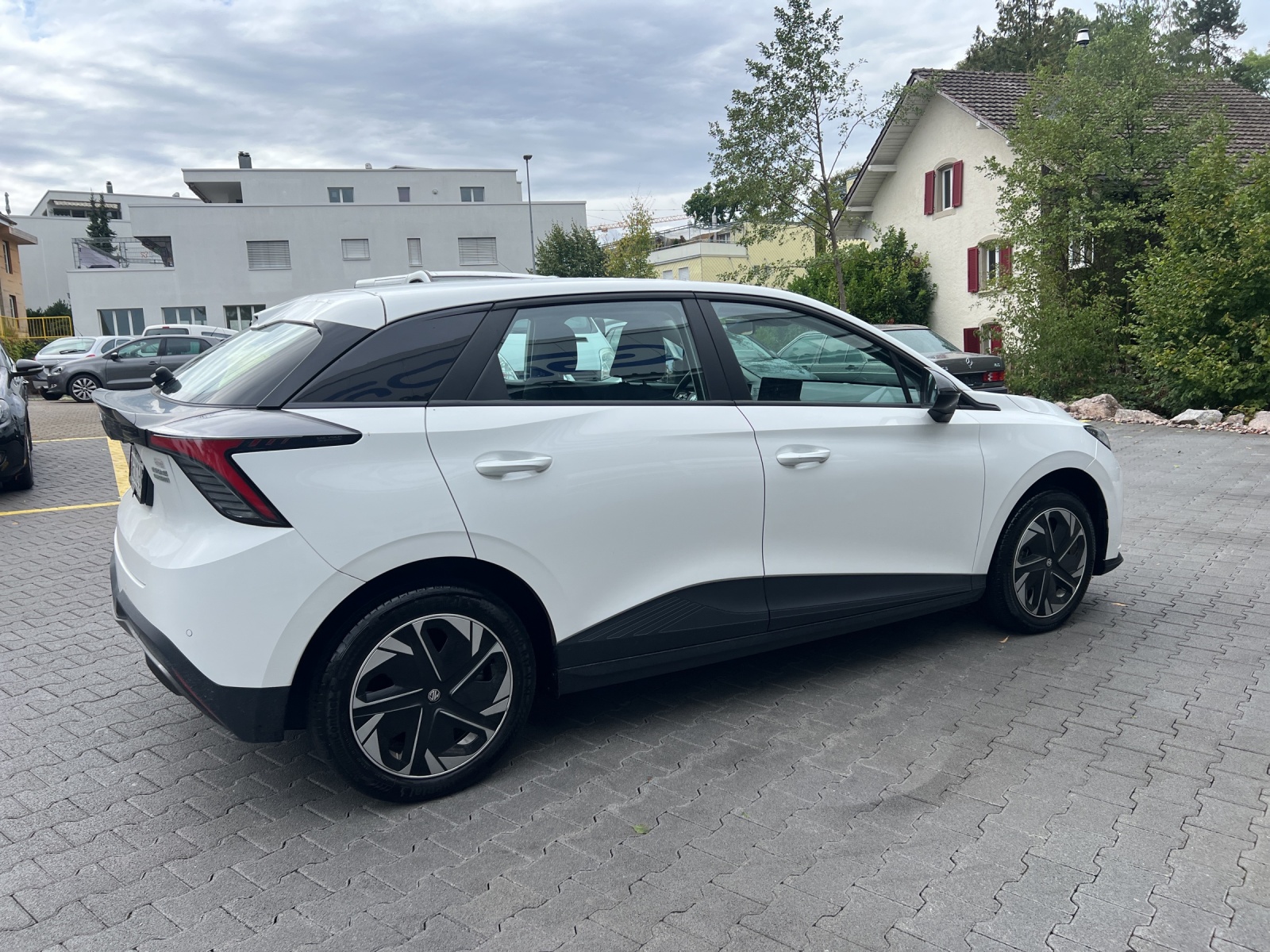 MG 4 EV 51kWh Standard-showroom-element-3
