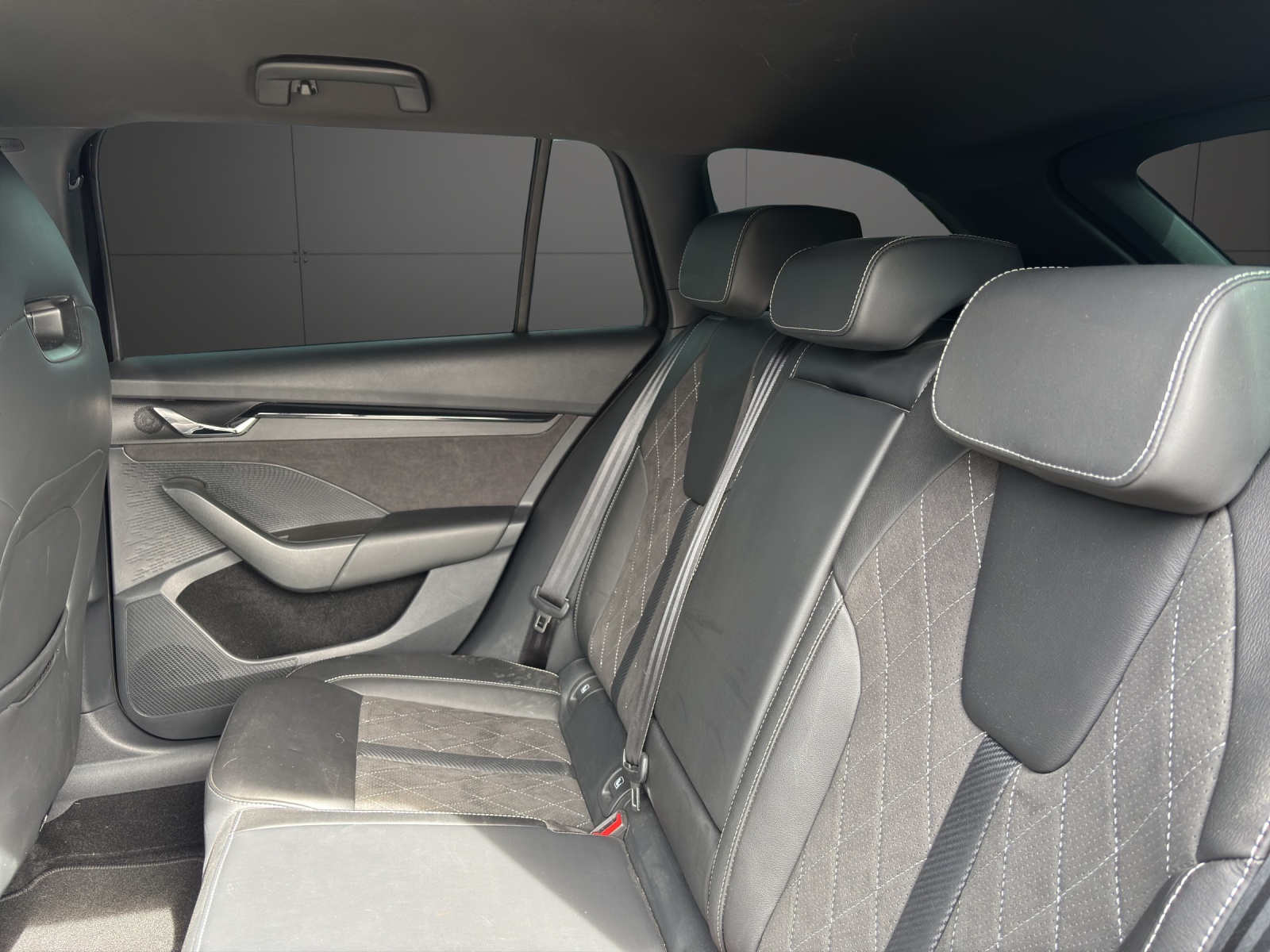 SKODA Octavia Combi 2.0 TSI DSG RS-image-10