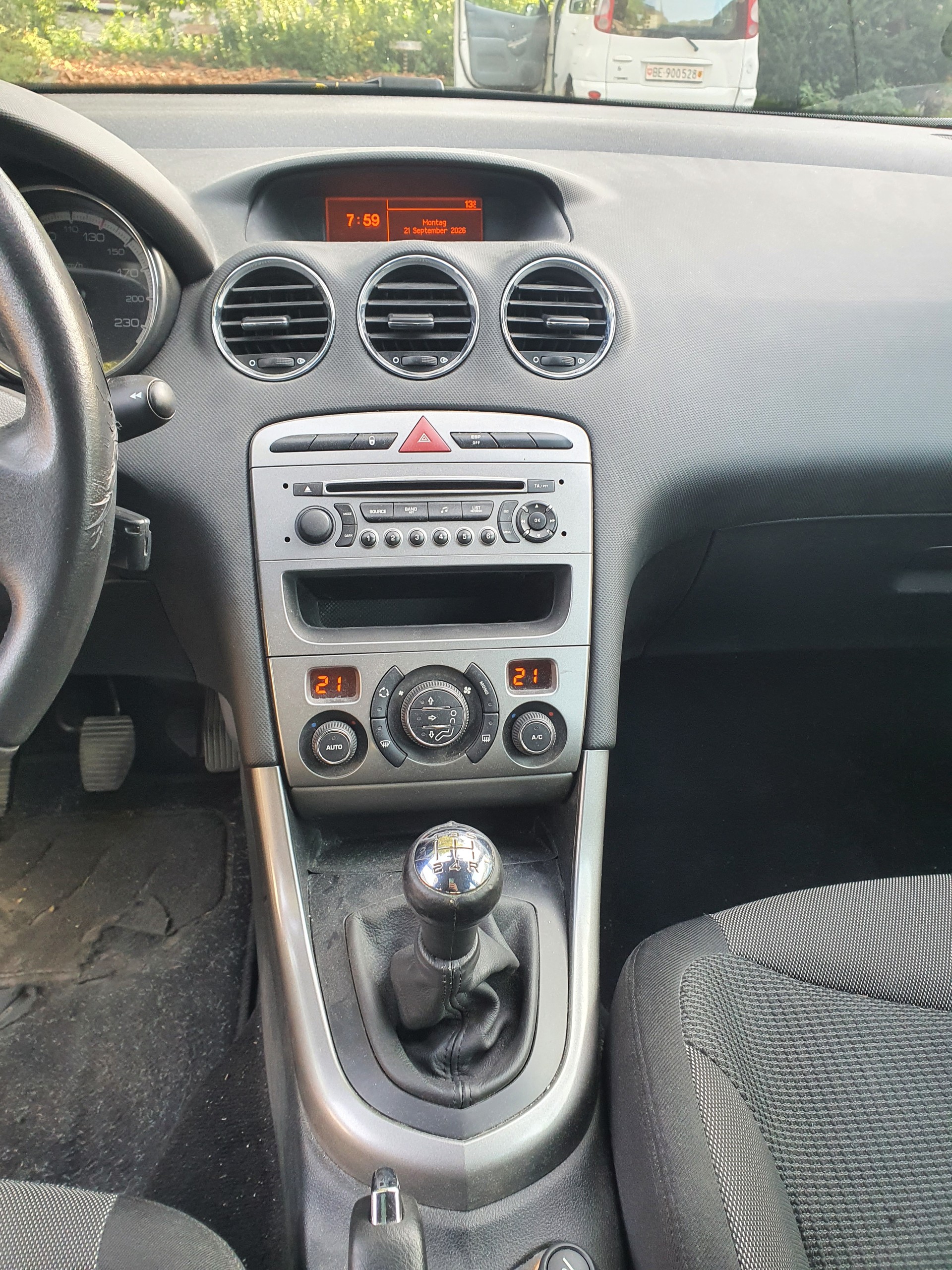 PEUGEOT 308 1.6 HDI Sport-image-6