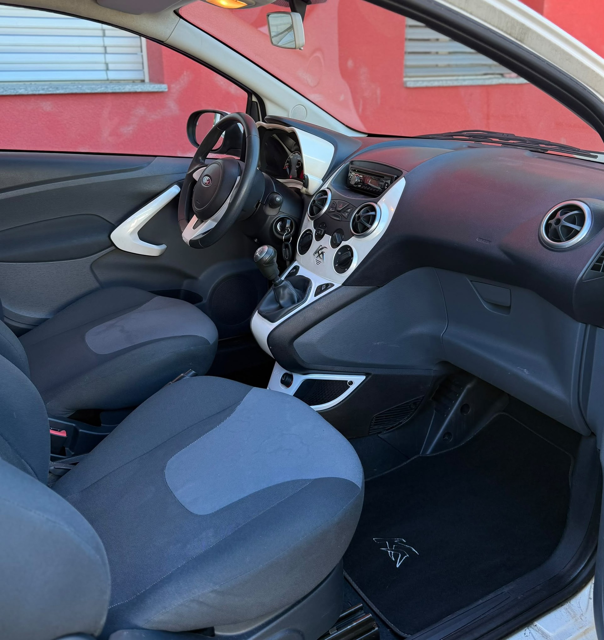 FORD KA 1.25 Titanium-image-3