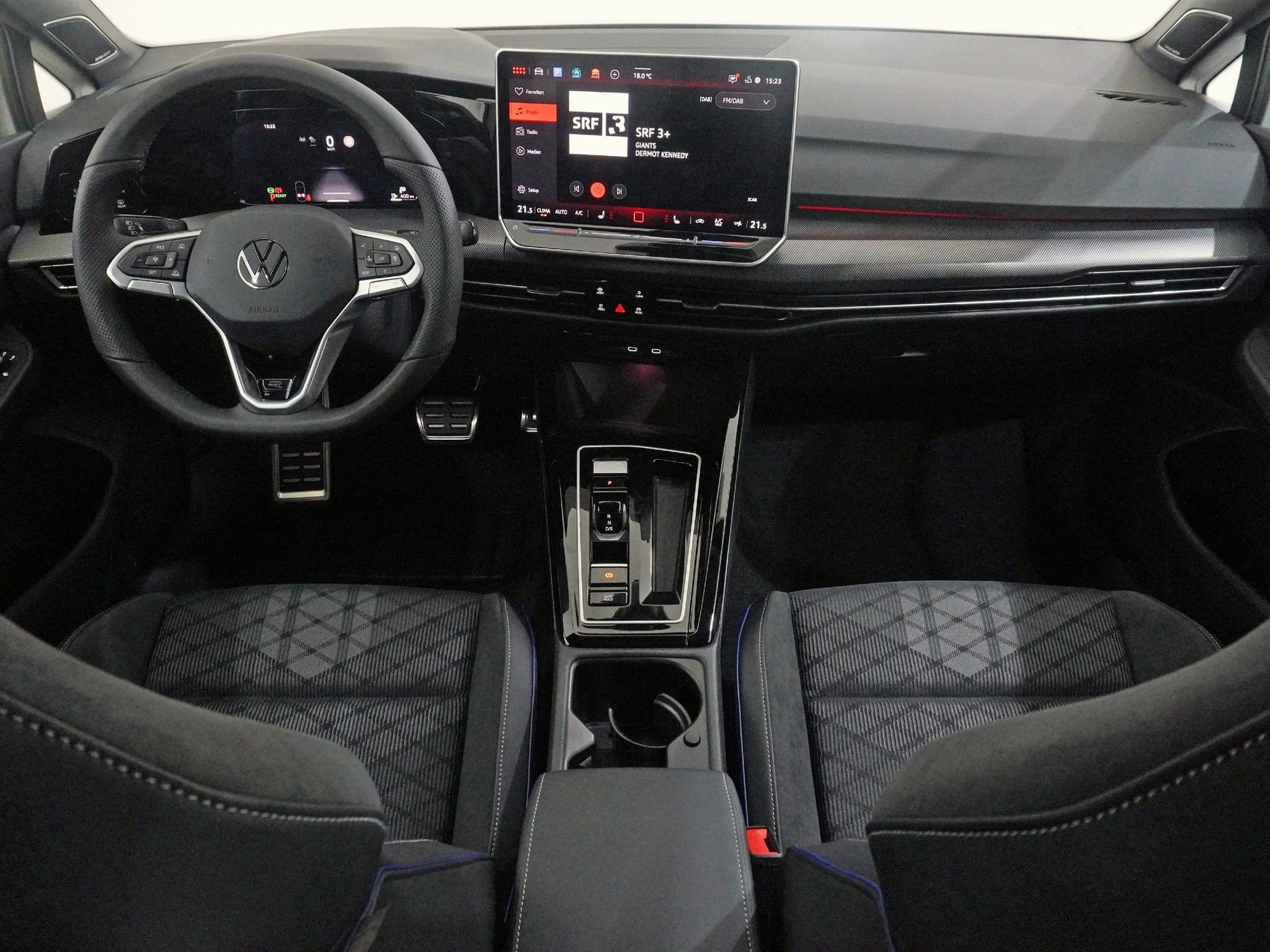 VW Golf VIII 1.5 eTSI R-Line DSG-image-11
