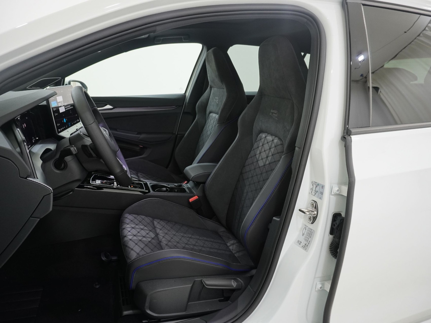 VW Golf VIII 1.5 eTSI R-Line DSG-image-12