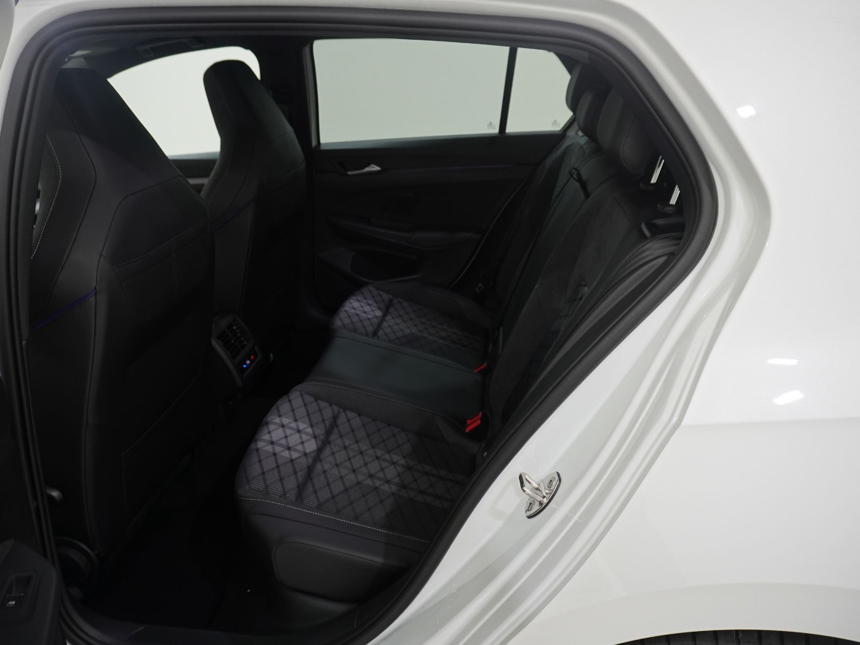VW Golf VIII 1.5 eTSI R-Line DSG-image-14