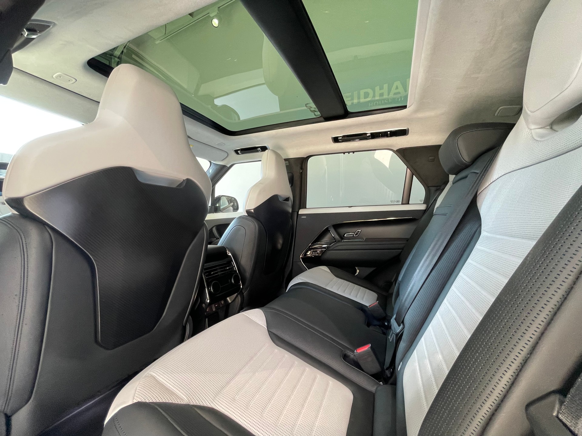 LAND ROVER Range Rover Sport P635 4.4 V8 SV Editon Two-image-6