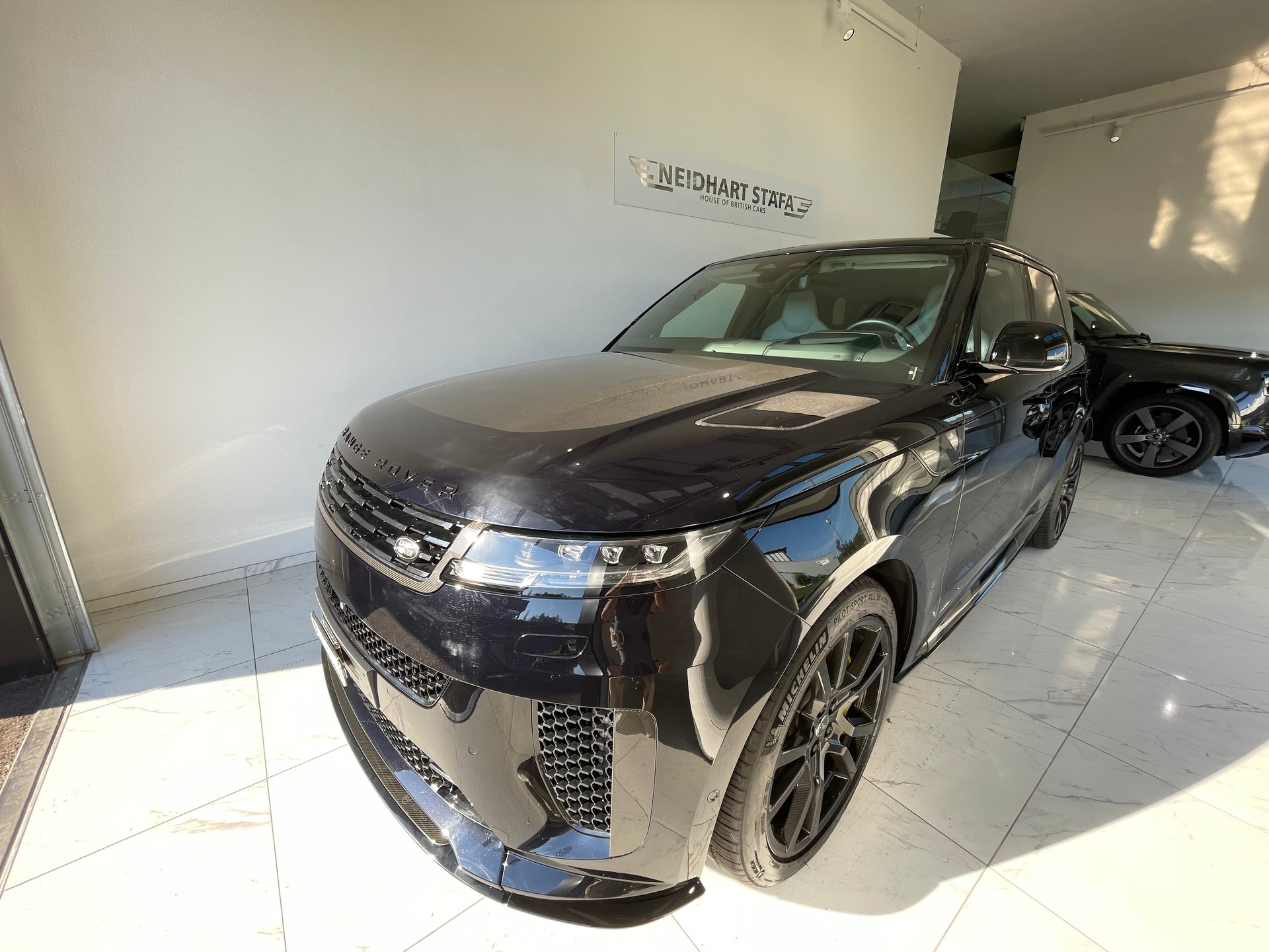 LAND ROVER Range Rover Sport P635 4.4 V8 SV Editon Two-showroom-element-1