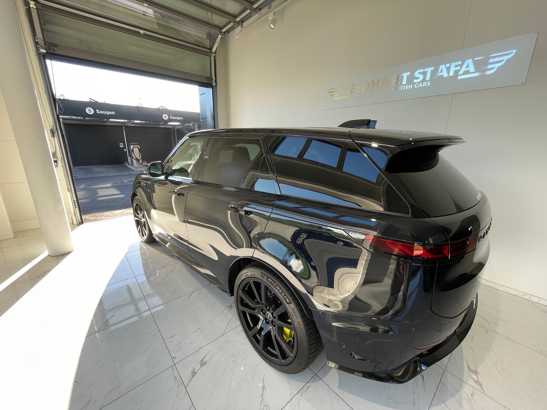 LAND ROVER Range Rover Sport P635 4.4 V8 SV Editon Two-showroom-element-2