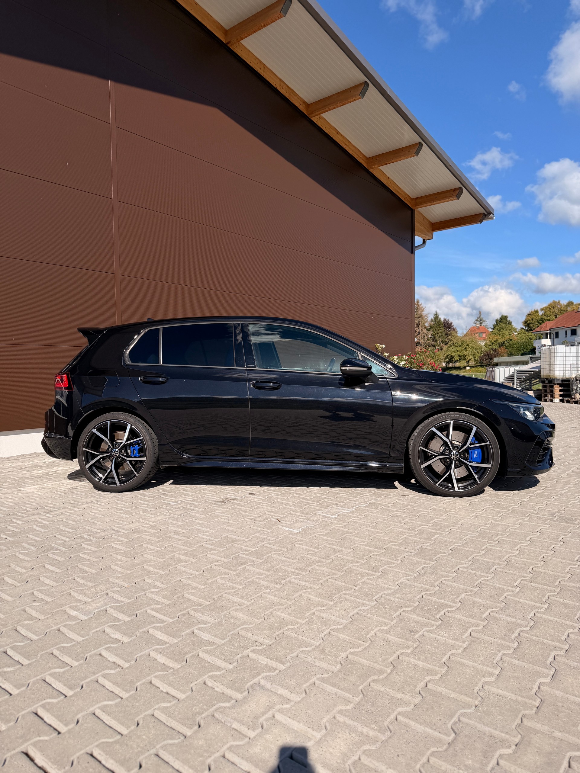 VW Golf 2.0 TSI R DSG 4Motion-image-1