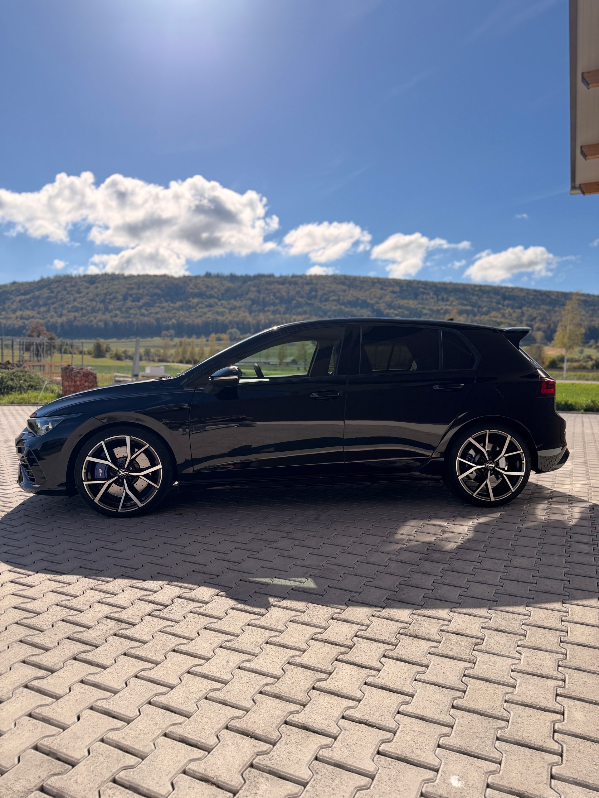VW Golf 2.0 TSI R DSG 4Motion-image-3