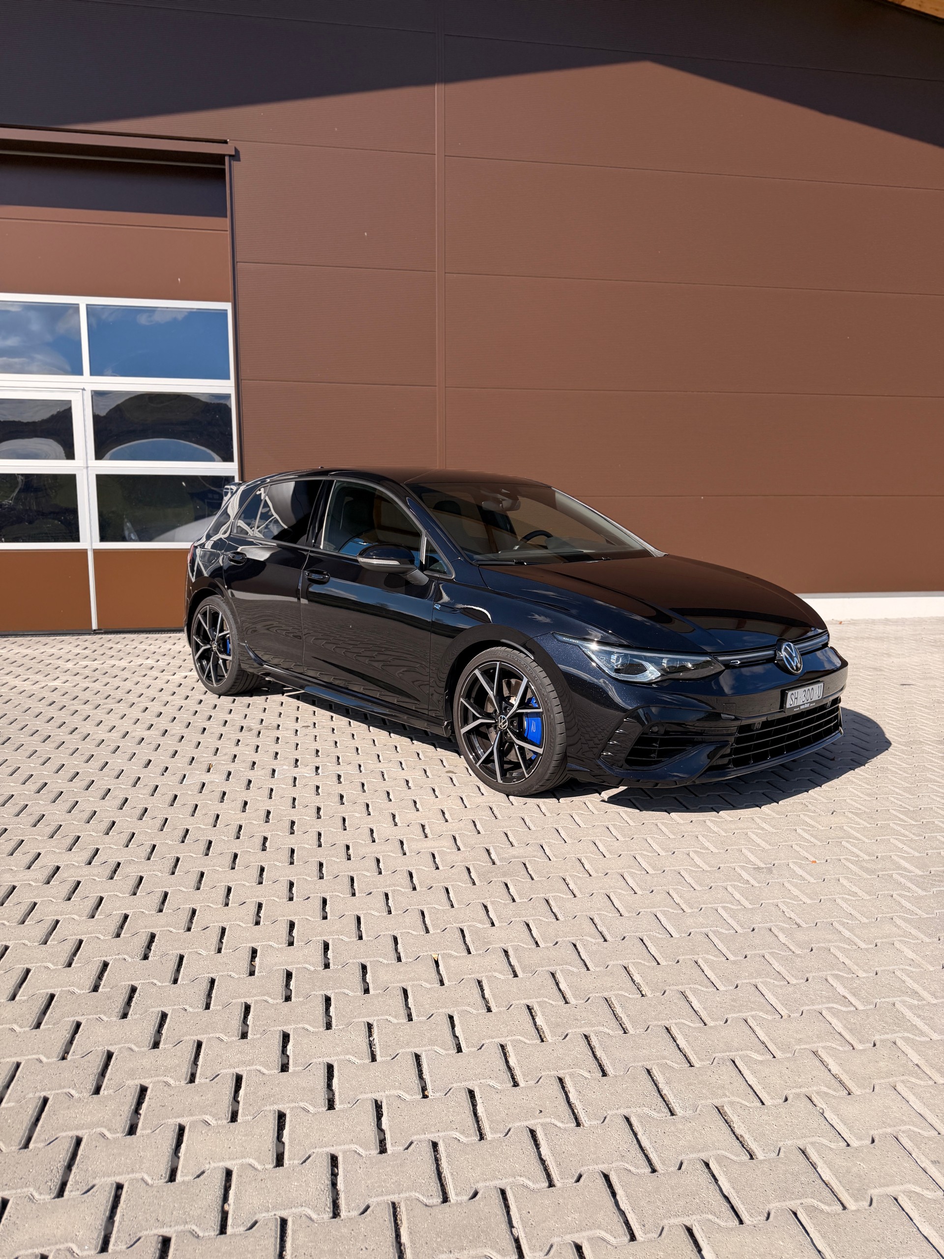 VW Golf 2.0 TSI R DSG 4Motion-image-0