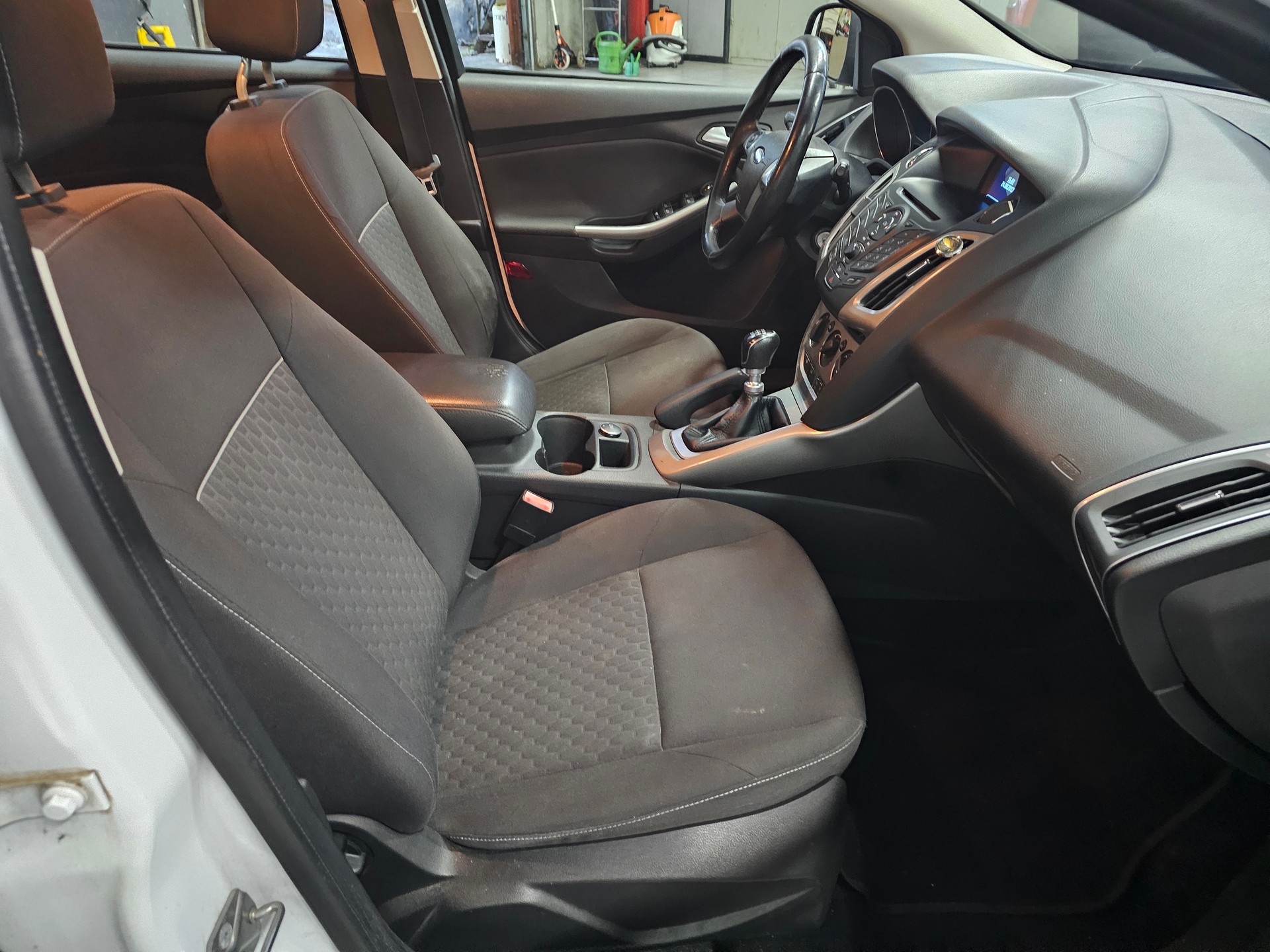 FORD Focus 1.0 SCTi Carving-image-3