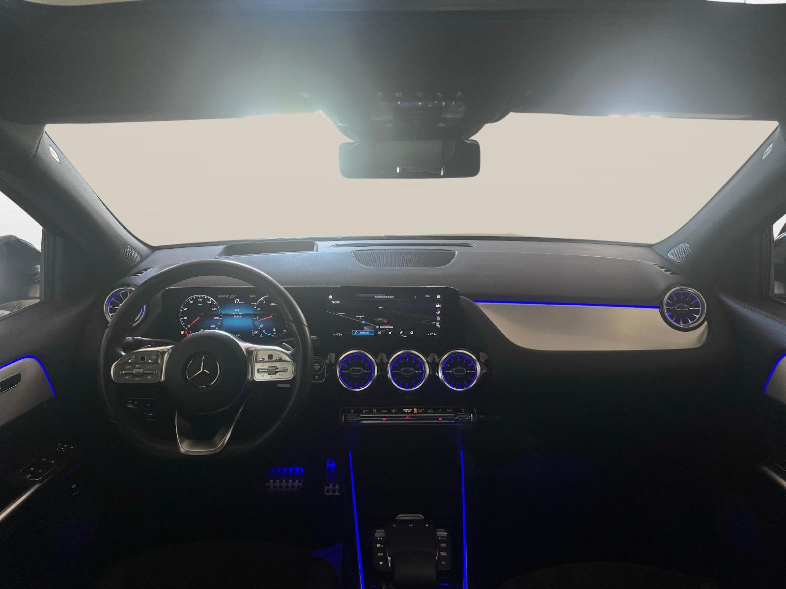 MERCEDES-BENZ GLA 250 4MATIC AMG Line-image-8