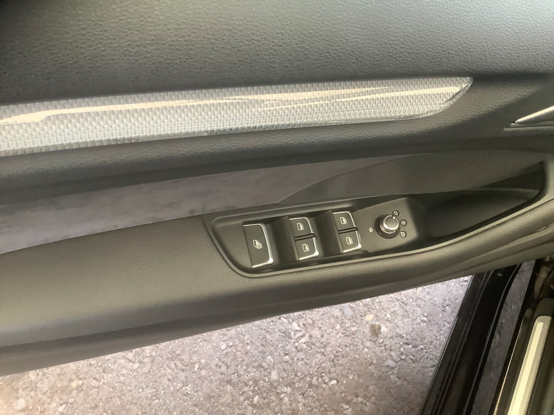 AUDI A3 Cabriolet 2.0 TDI Attraction quattro-image-13