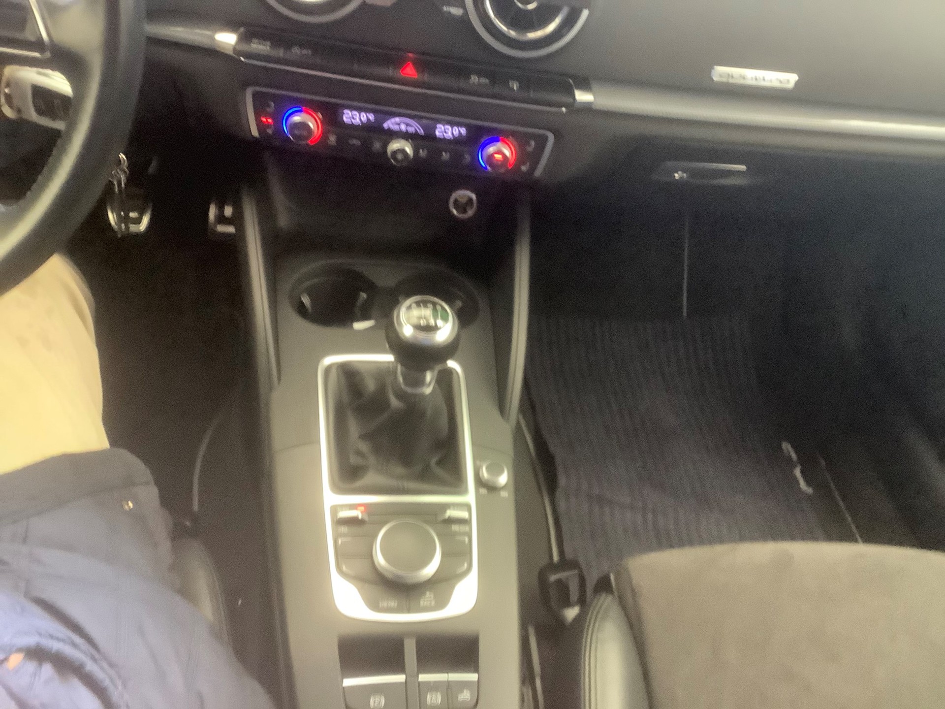 AUDI A3 Cabriolet 2.0 TDI Attraction quattro-image-4