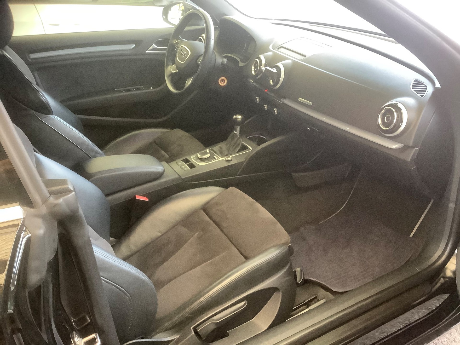 AUDI A3 Cabriolet 2.0 TDI Attraction quattro-image-3