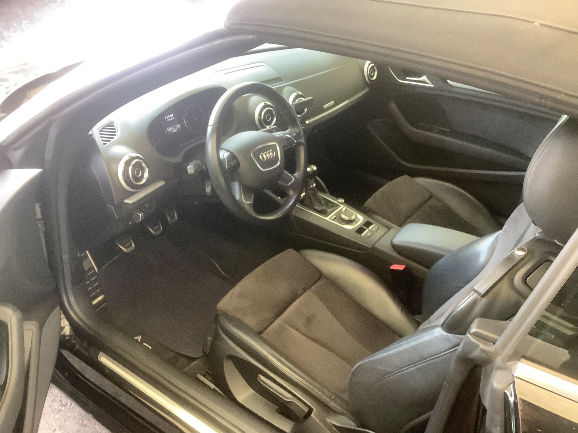 AUDI A3 Cabriolet 2.0 TDI Attraction quattro-image-9