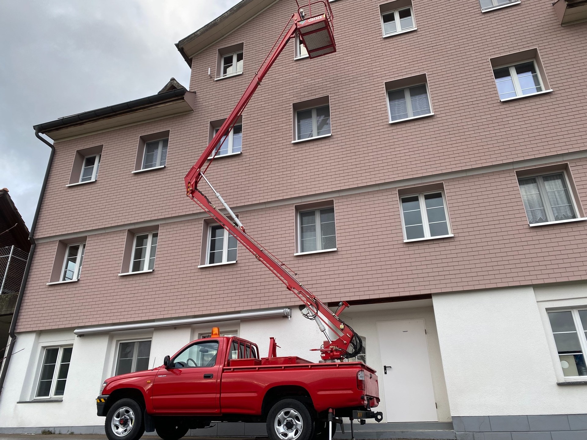 TOYOTA HI-LUX 4x4 Hebebühne-image-6