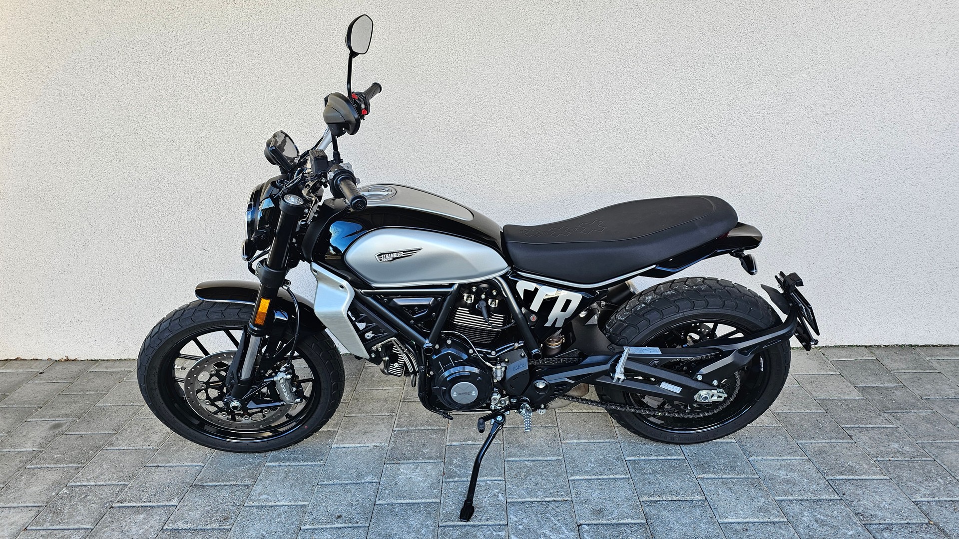 DUCATI Scrambler 803 Icon Dark-showroom-element-1