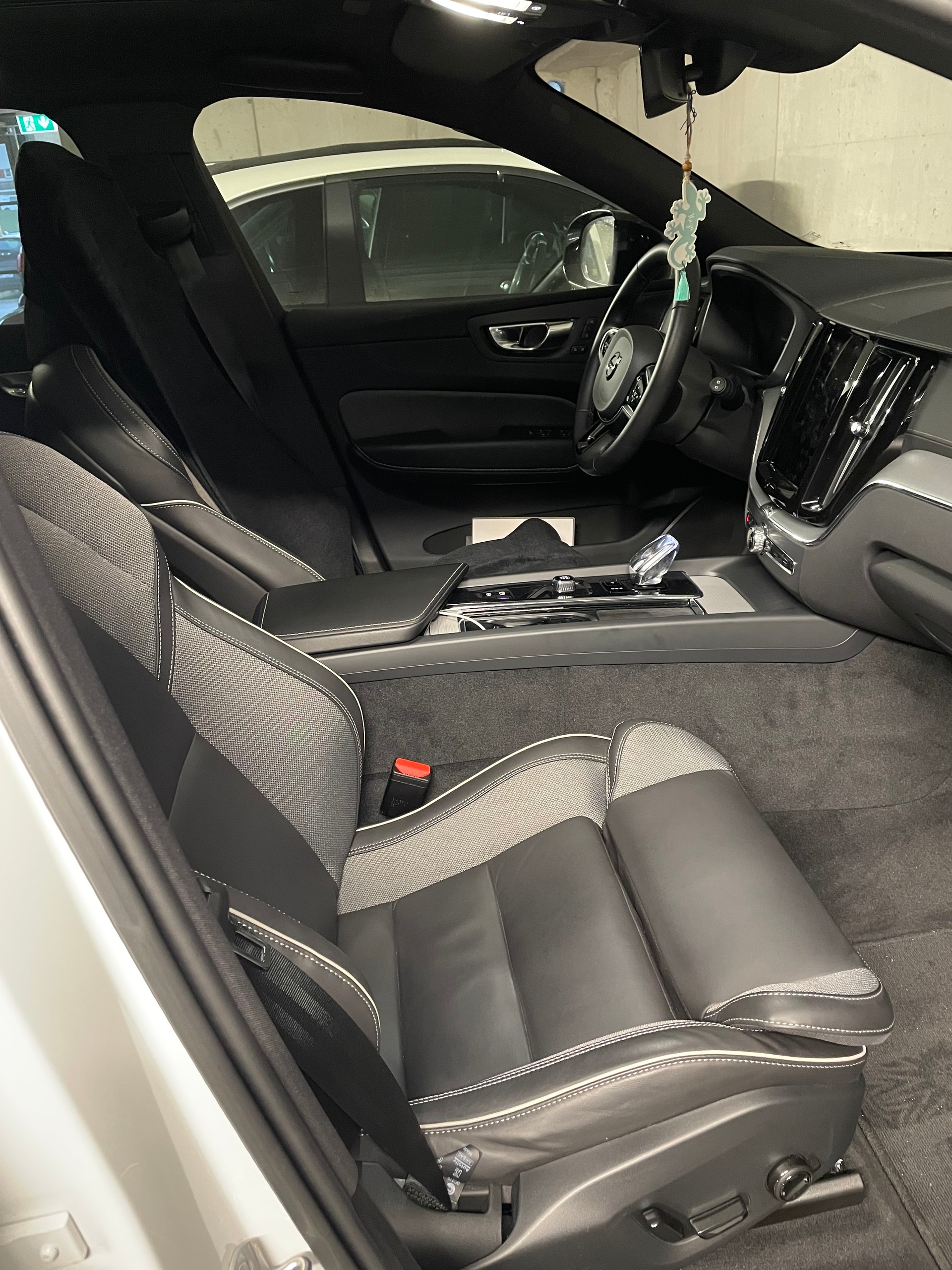 VOLVO XC60 T8 eAWD PluginHybrid R-Design Geartronic-image-4