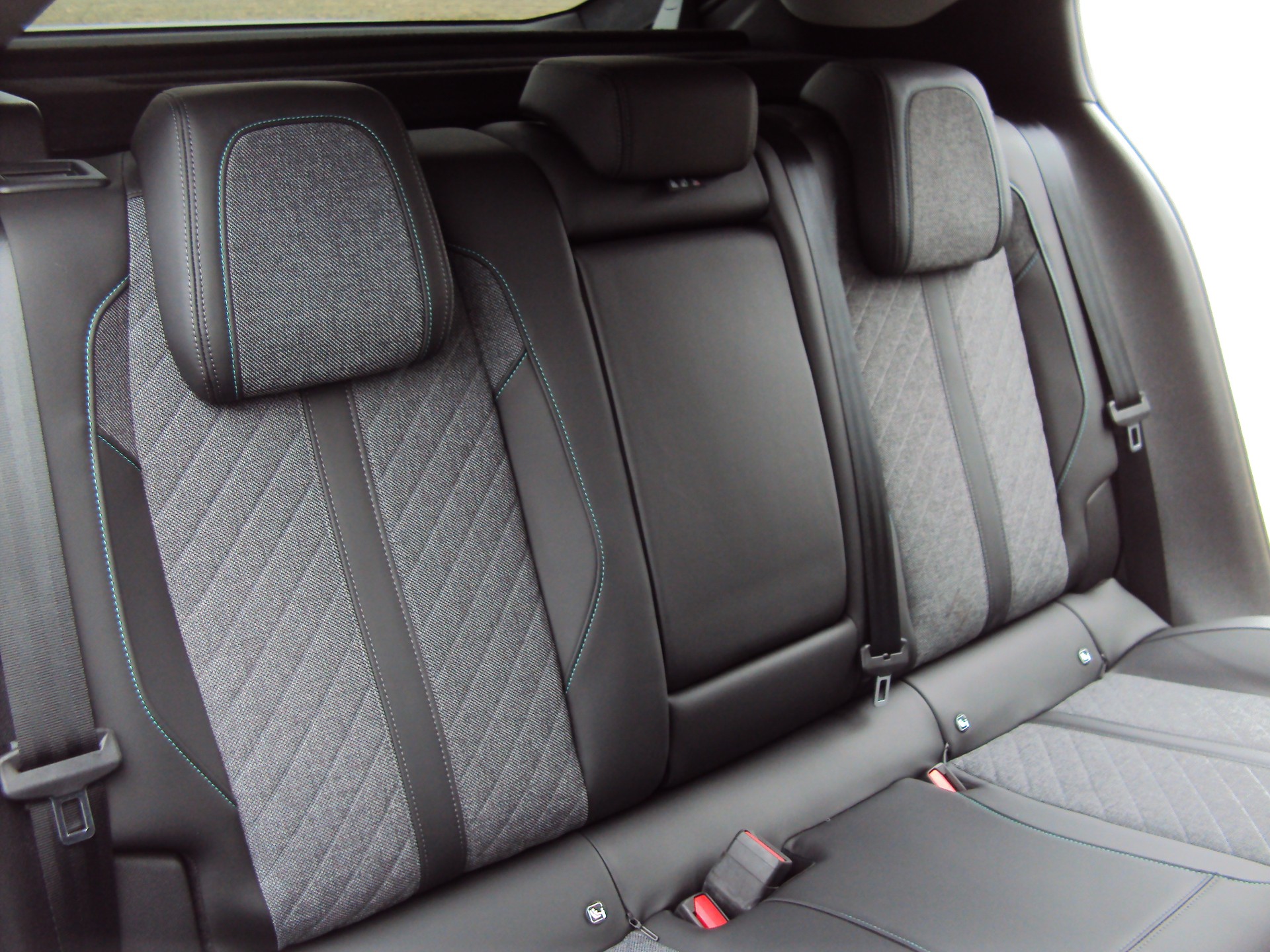 PEUGEOT 408 1.2 PureTech Allure Pack EAT8-image-15