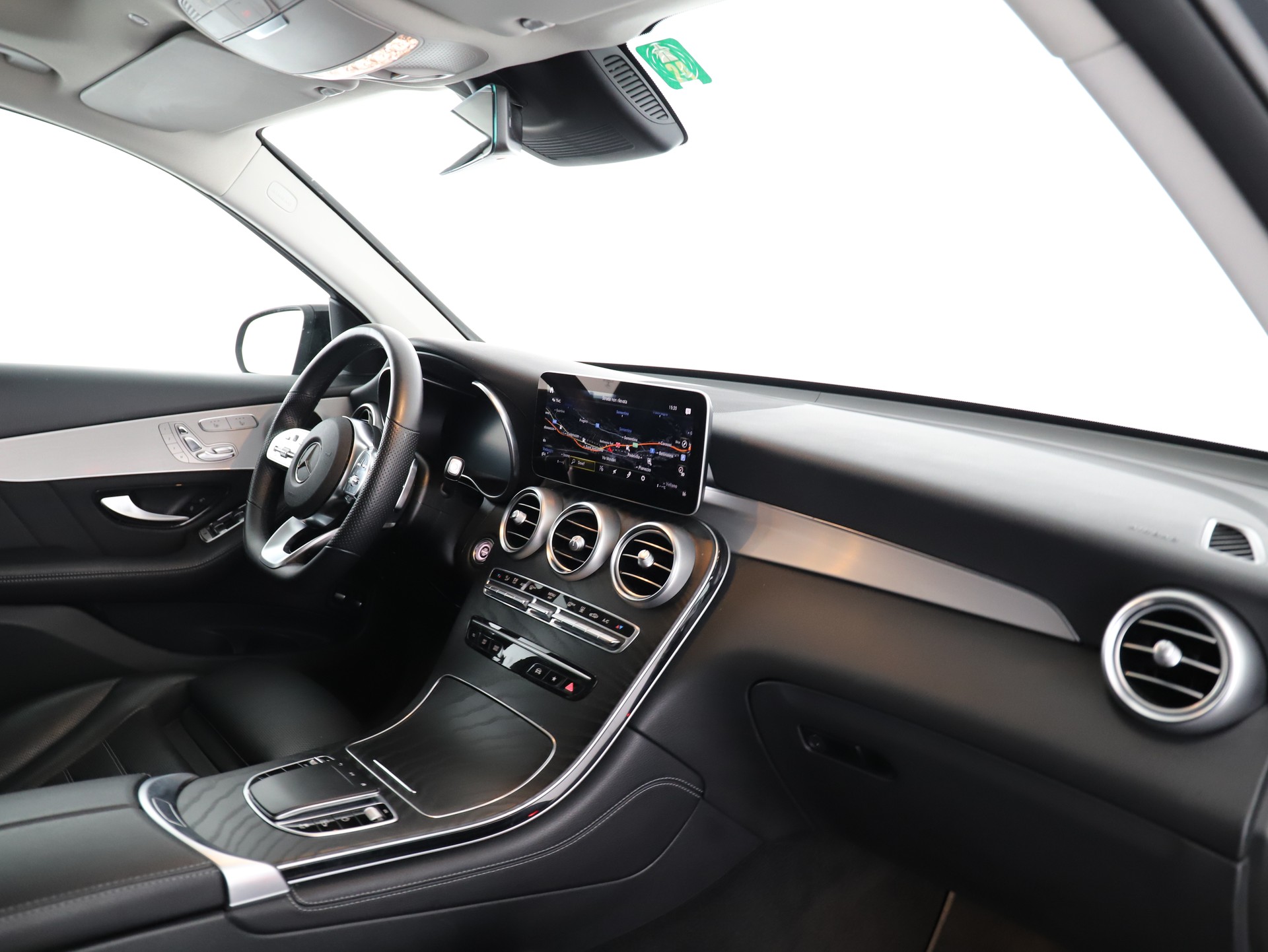 MERCEDES-BENZ GLC 300 e AMG Line 4Matic-image-9