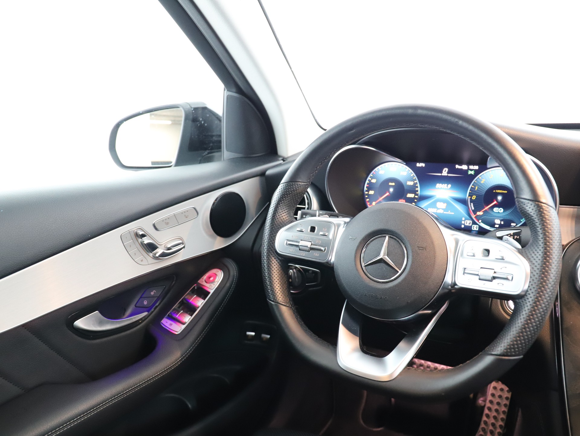 MERCEDES-BENZ GLC 300 e AMG Line 4Matic-image-11