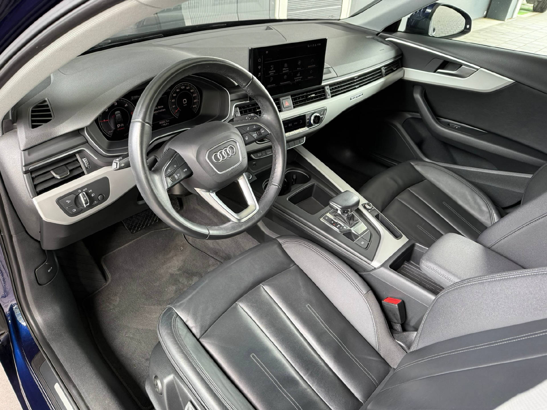 AUDI A4 Avant 2.0 40 TDI Attraction quattro S-Tronic-image-5