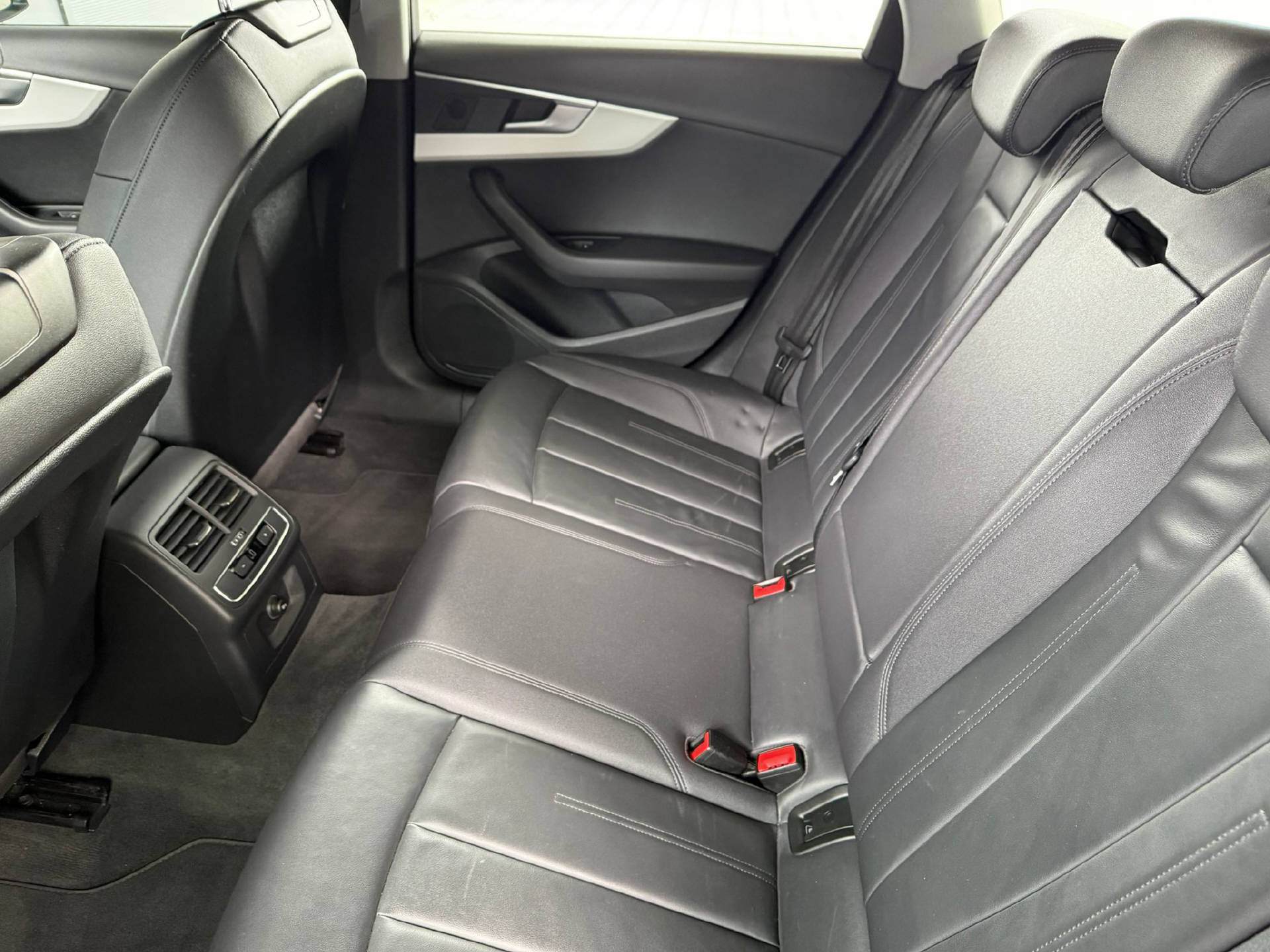 AUDI A4 Avant 2.0 40 TDI Attraction quattro S-Tronic-image-8