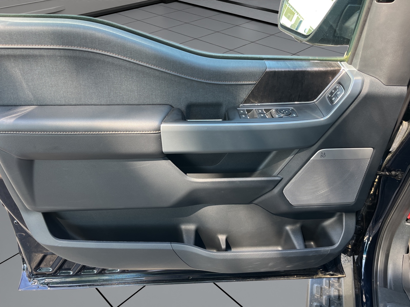 FORD F-150 Lightning 91 kWh Lariat Launch Edition-image-7