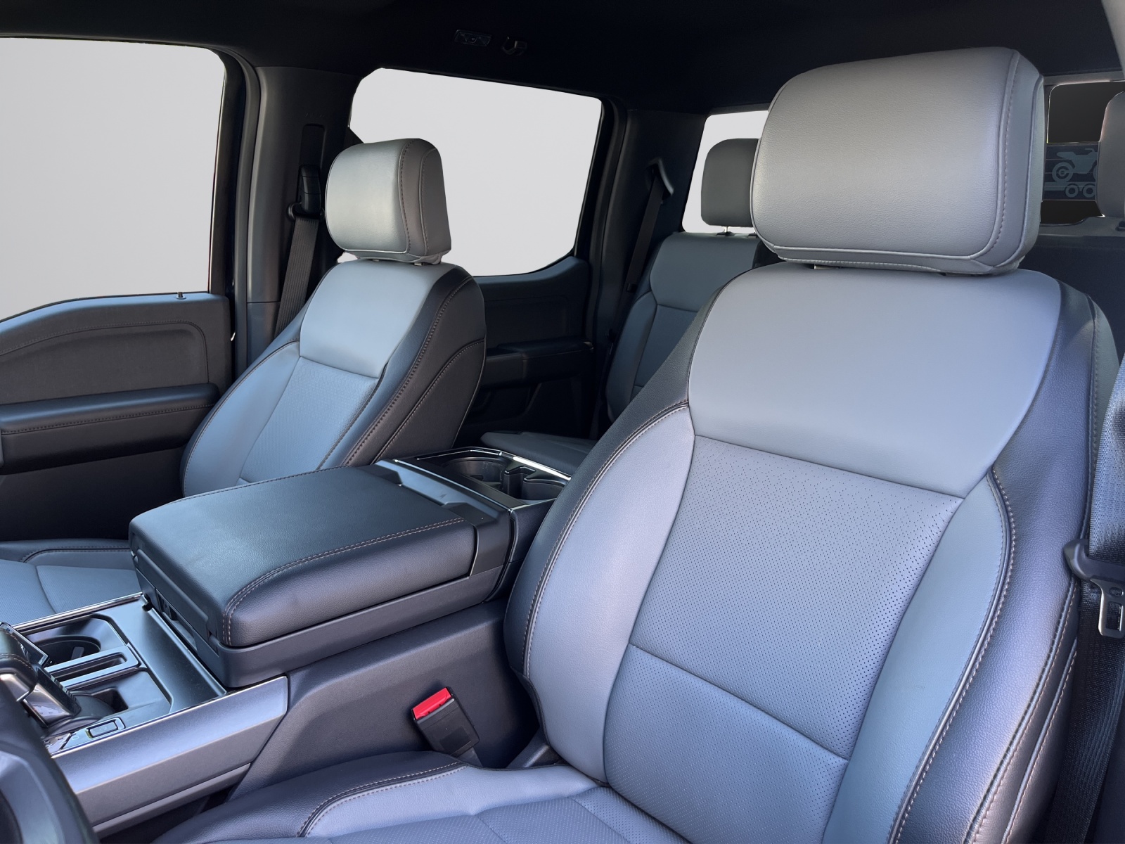 FORD F-150 Lightning 91 kWh Lariat Launch Edition-image-9