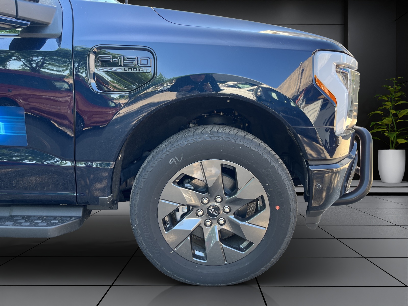FORD F-150 Lightning 91 kWh Lariat Launch Edition-image-6