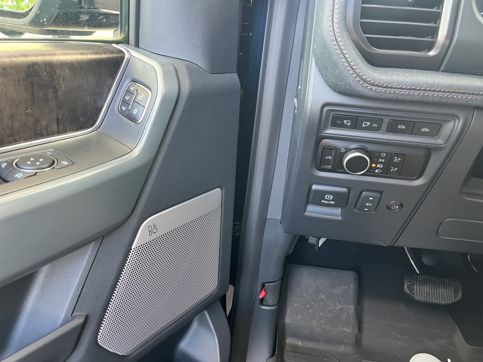 FORD F-150 Lightning 91 kWh Lariat Launch Edition-image-17