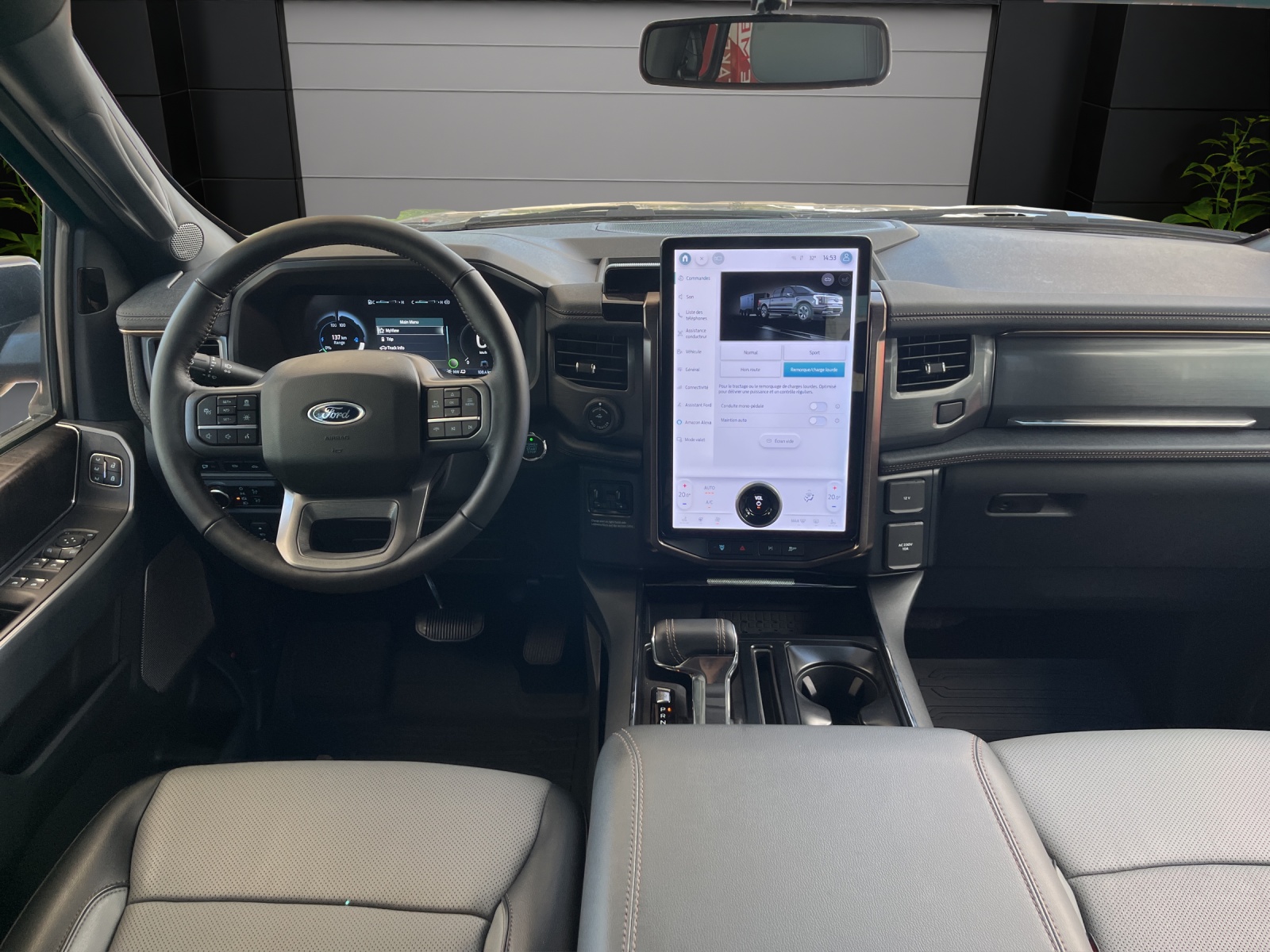 FORD F-150 Lightning 91 kWh Lariat Launch Edition-image-11